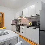 Domillion 1bdr Traku Str Apt&free Parking Tr135 *